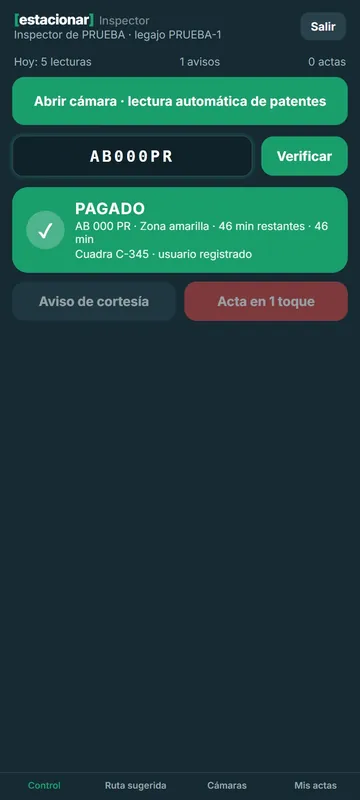 Pantalla del inspector: patente verificada como pagada, con botones de aviso de cortesía y acta en un toque.